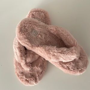 Chinese Laundry faux fur slipper flip flops